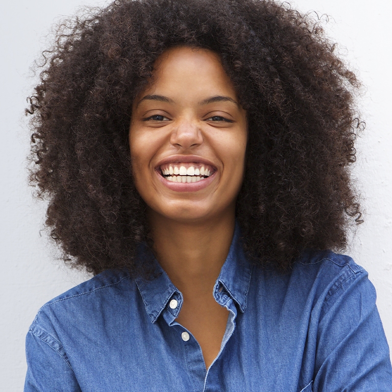 Una mujer sonriendo